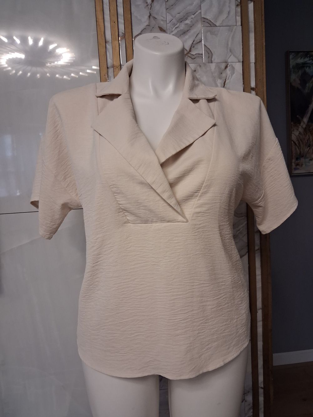 NAIF Cream Notched V-Neck Short Sleeve Blouse